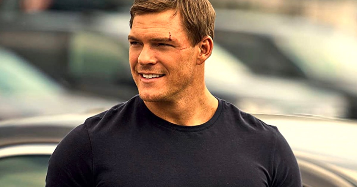 ¿Reacher como Batman? Alan Ritchson pagaría por colocarse el traje