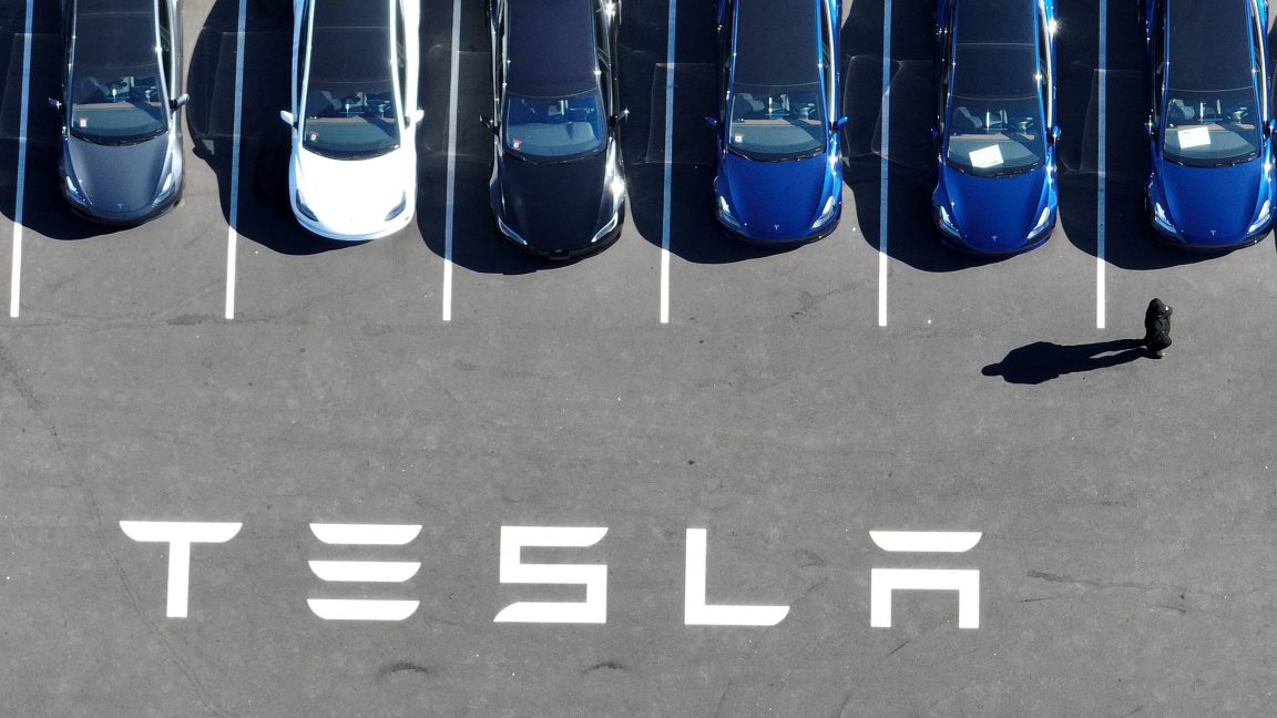 FBI sondea a incendio provocado de autos e instalaciones de Tesla, dice «Este es terrorismo doméstico»