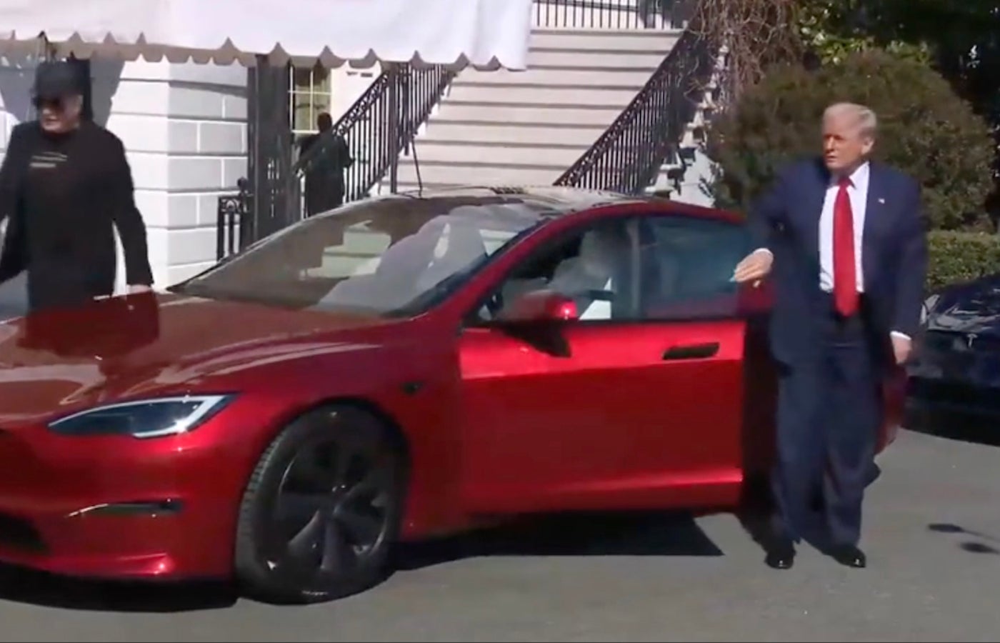 ¿Los lazos de Musk con Trump y Dogs conducirán a problemas a largo plazo para Tesla?