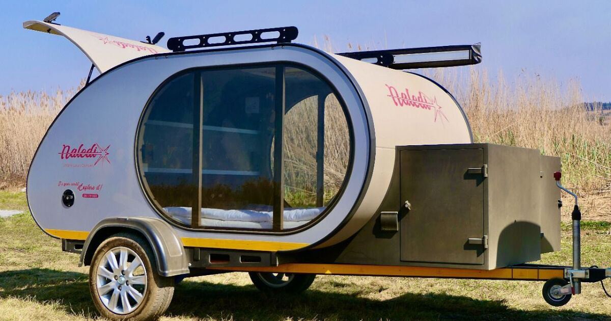 Camper de lágrima transparente arroja vistas espectaculares abiertas