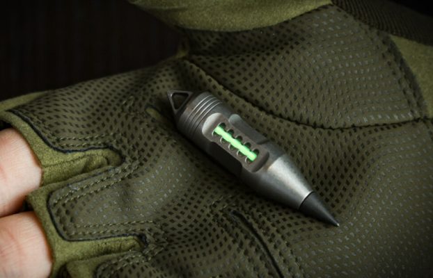 Tiny Titanium MultiTool te permite garabatear, tornillos y más
