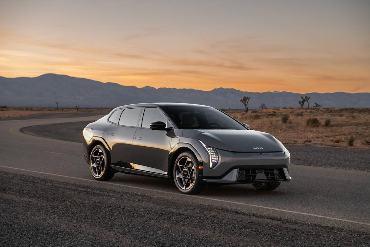 El KIA EV4 hace su debut en los Estados Unidos en el Auto Show de New York de 2025