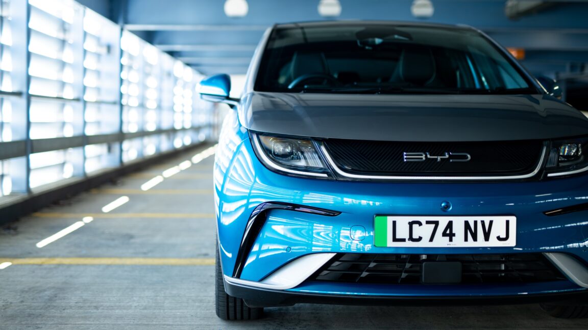 BYD ha alcanzado a Tesla en la carrera global de EV. Aquí está cómo.