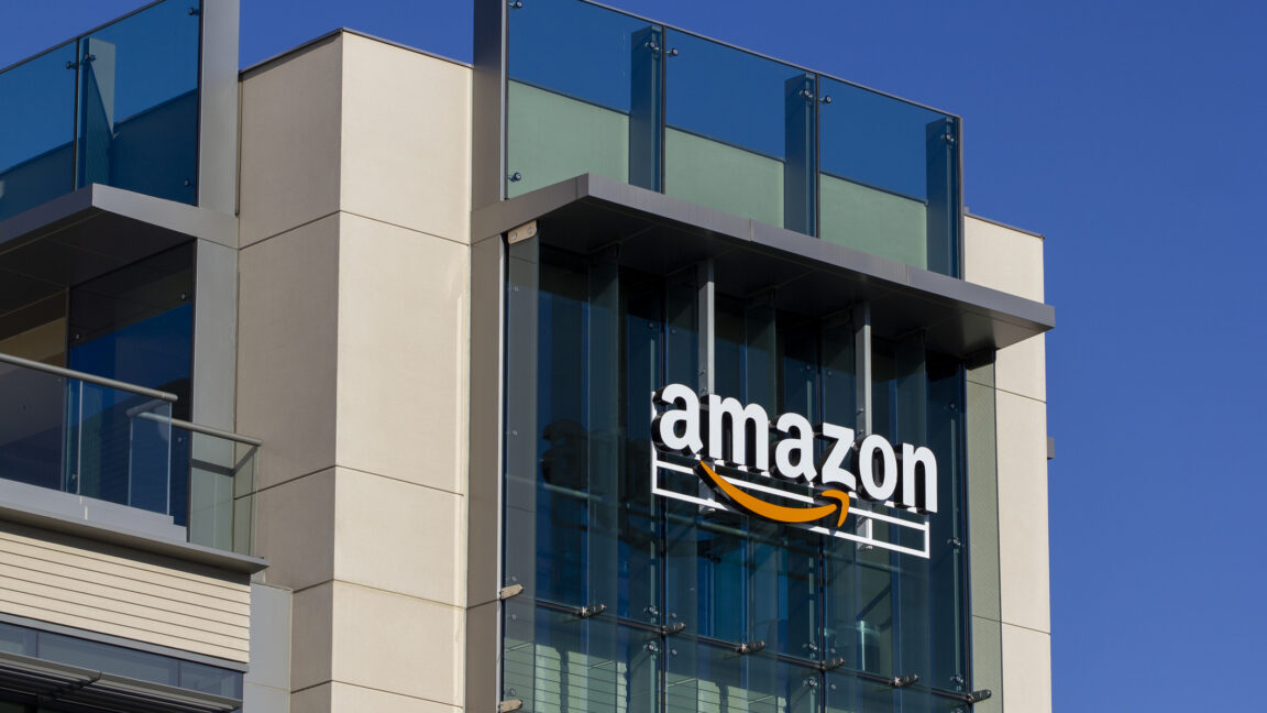 El administrador de Trump aumenta cuando Amazon considera mostrar los costos de tarifas en sus sitios