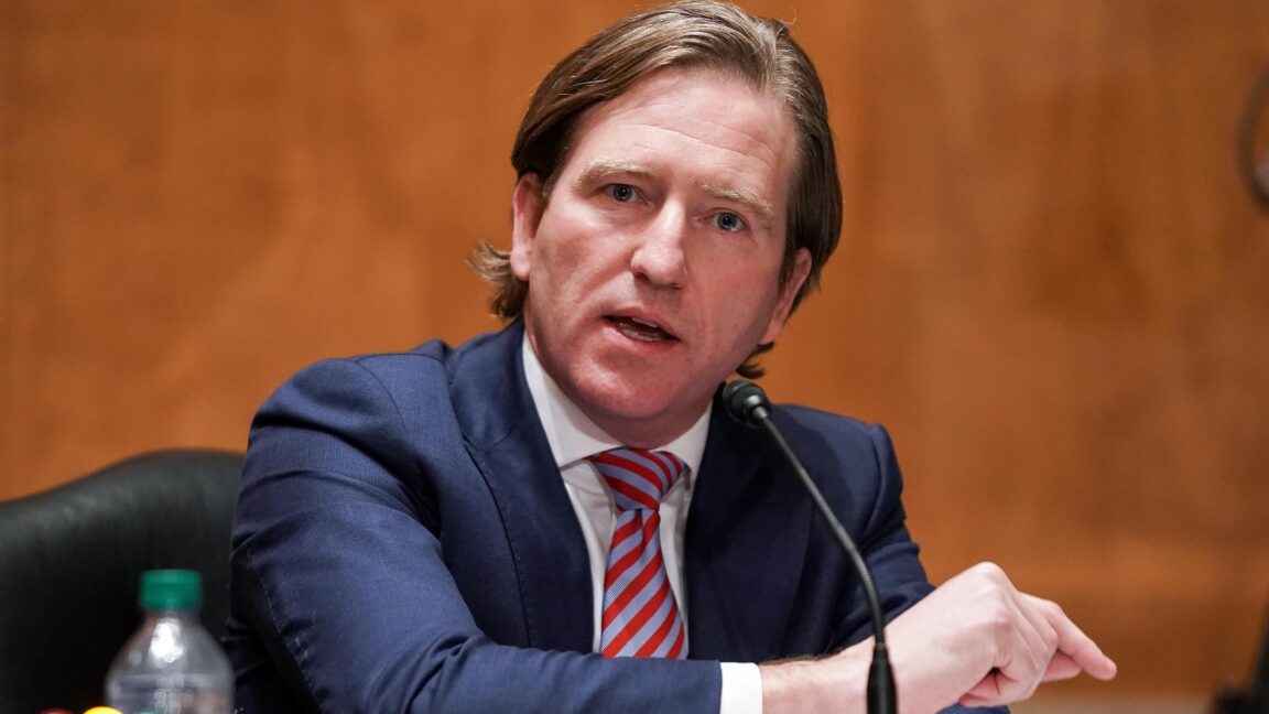 Chris Krebs, quien desacreditó las elecciones de 2020, promete una lucha a tiempo completo contra Trump