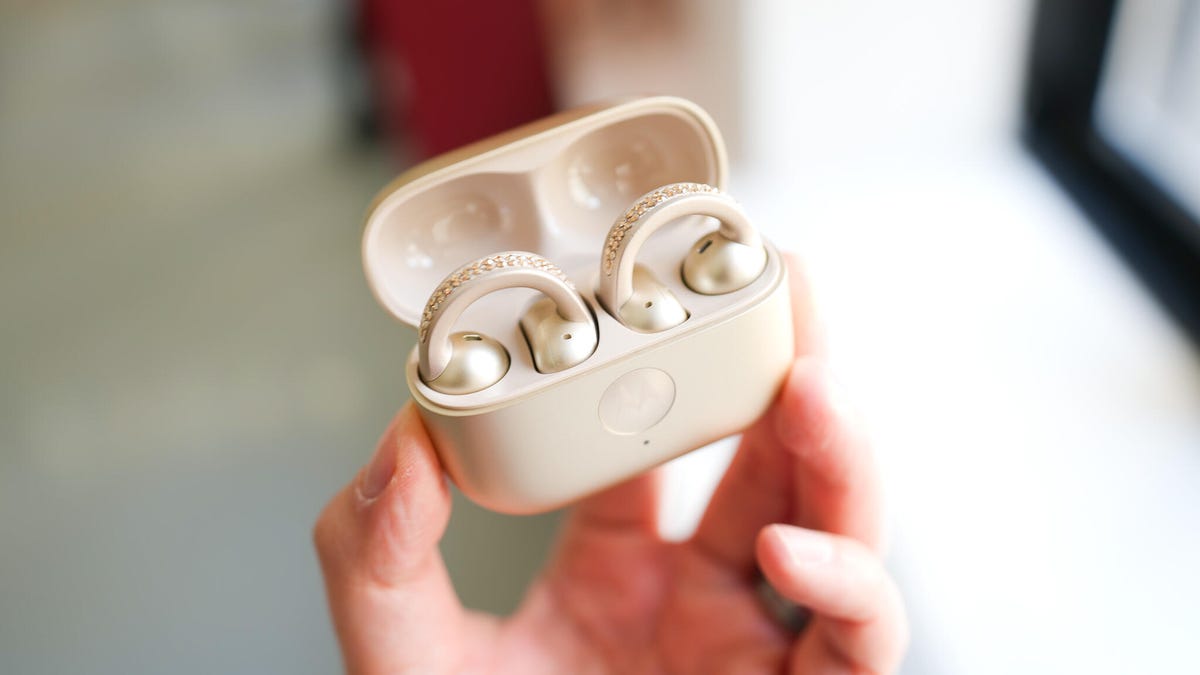 Los nuevos auriculares Swarovski de Motorola nos dejaron deslumbrantes y confundidos al mismo tiempo