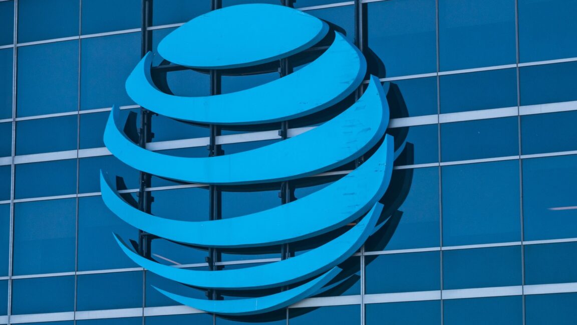 La FCC insta a los tribunales a ignorar el fallo del 5to Circuito que la agencia no puede emitir multas