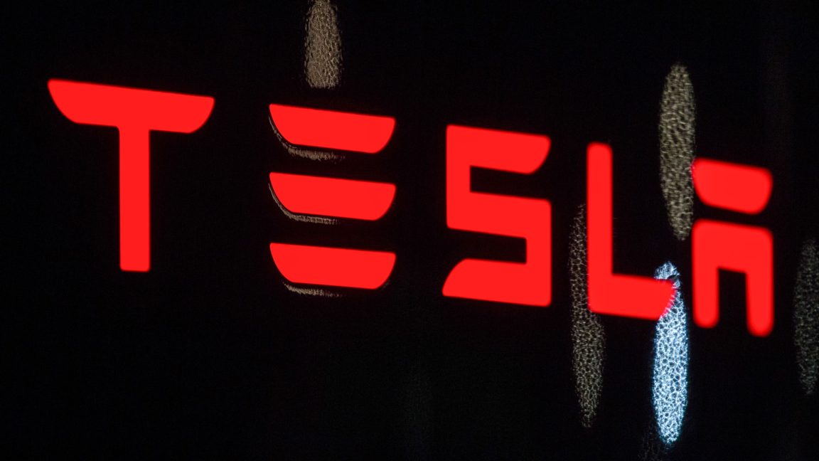 Los federales acusan al hombre de Nuevo México por presuntamente incendiar el concesionario Tesla