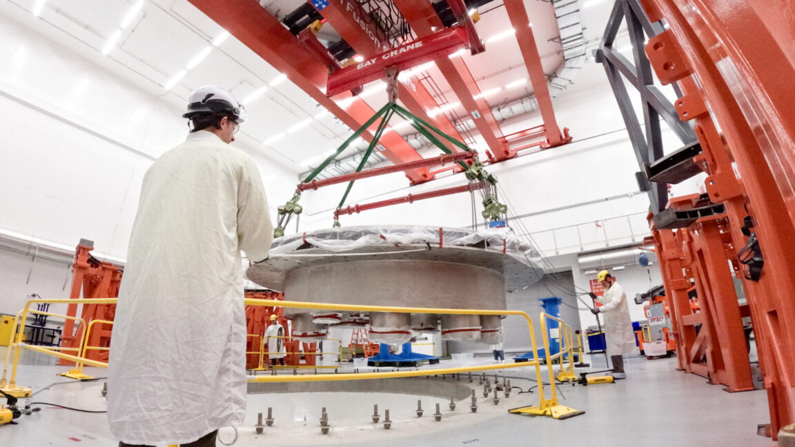 Primer componente de tokamak instalado en una planta de fusión comercial