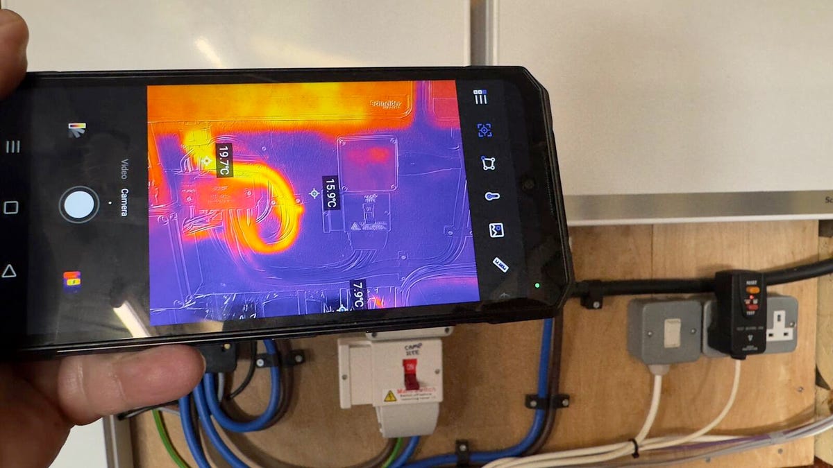 El sensor de imagen térmico incorporado de este teléfono Android me puso por sorpresa, luego vi la duración de la batería