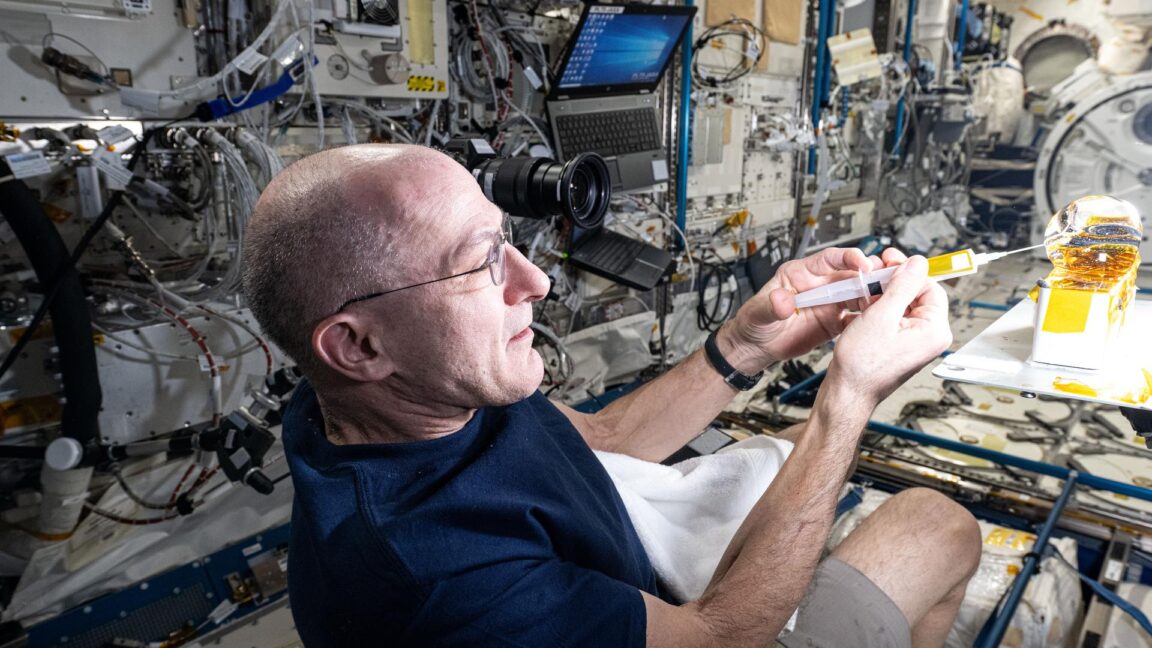 ¿Cómo es tener 70 años en el espacio? «Todos esos pequeños dolores y dolores se curan».