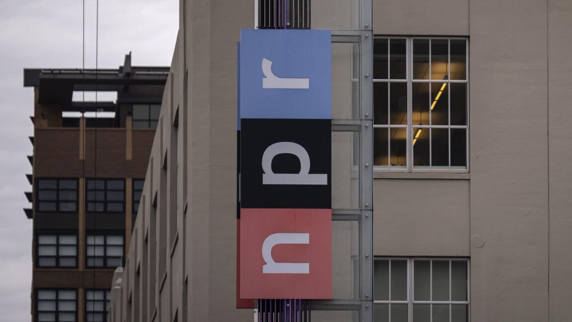 NPR demanda a Trump por fondos bloqueados, dice que puede tener que cerrar las salas de redacción