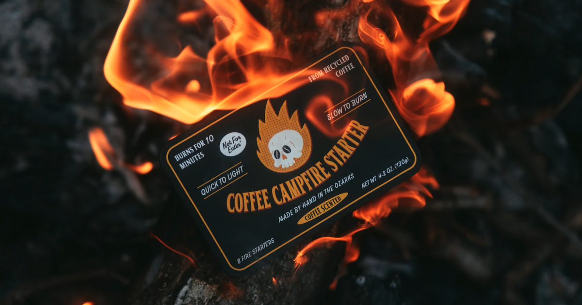 Coffee Campfire Starter reutiliza los desechos de frijoles en llamas fragantes
