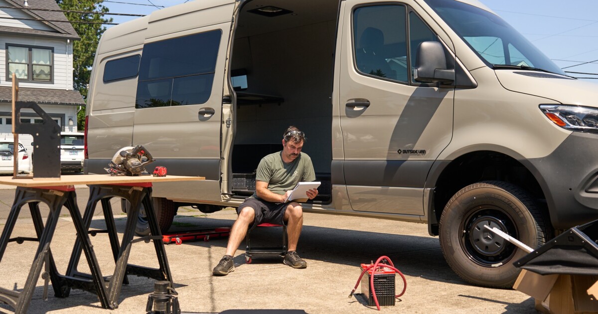 Línea de base de la camioneta exterior para acampar ligero
