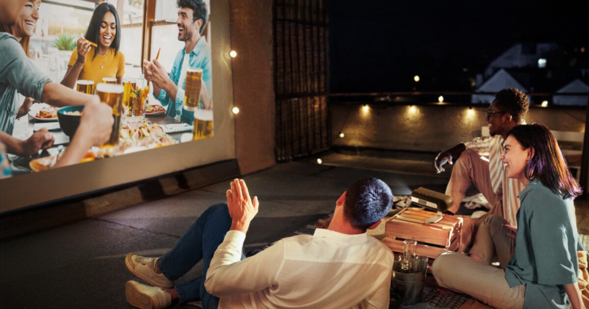 proyector portátil con stand 3-in-1 y Harman Kardon Audio