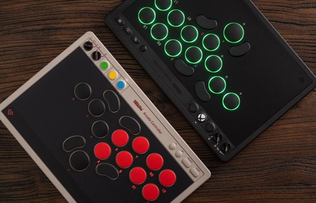El controlador de arcade All-Button de 8bitdo es casi tan delgado como un MacBook Pro