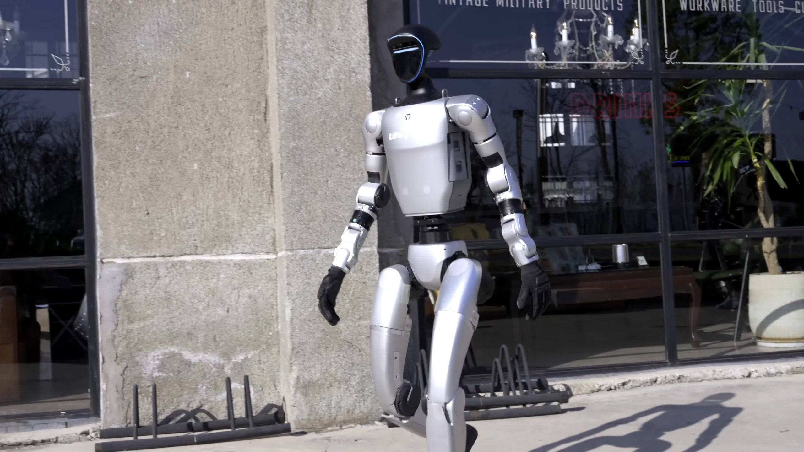 El video de fábrica muestra a Unitree Robot que se vuelve loco, casi hiriendo a los trabajadores