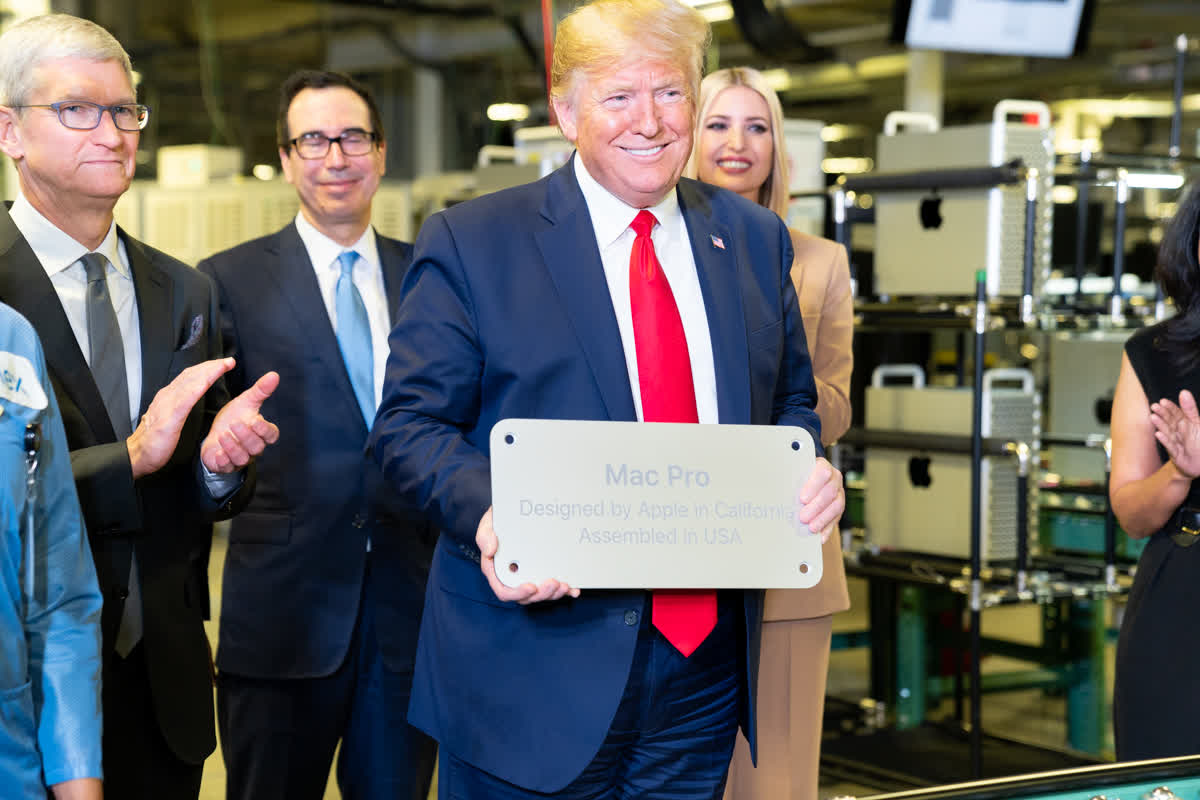 Trump advierte al CEO de Apple, Tim Cook, contra la expansión del ensamblaje de iPhone en India