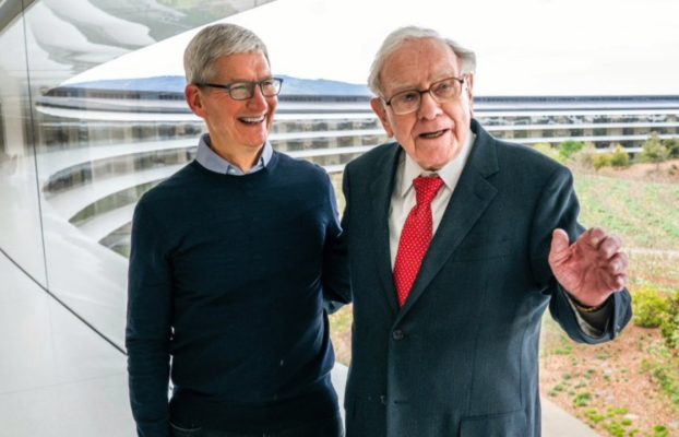 Warren Buffett ganó dinero, y amigos de Apple