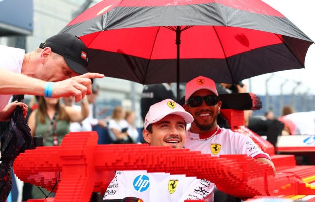Los conductores de Fórmula 1 acaban de llegar a la pista en estos autos LEGO de tamaño completo