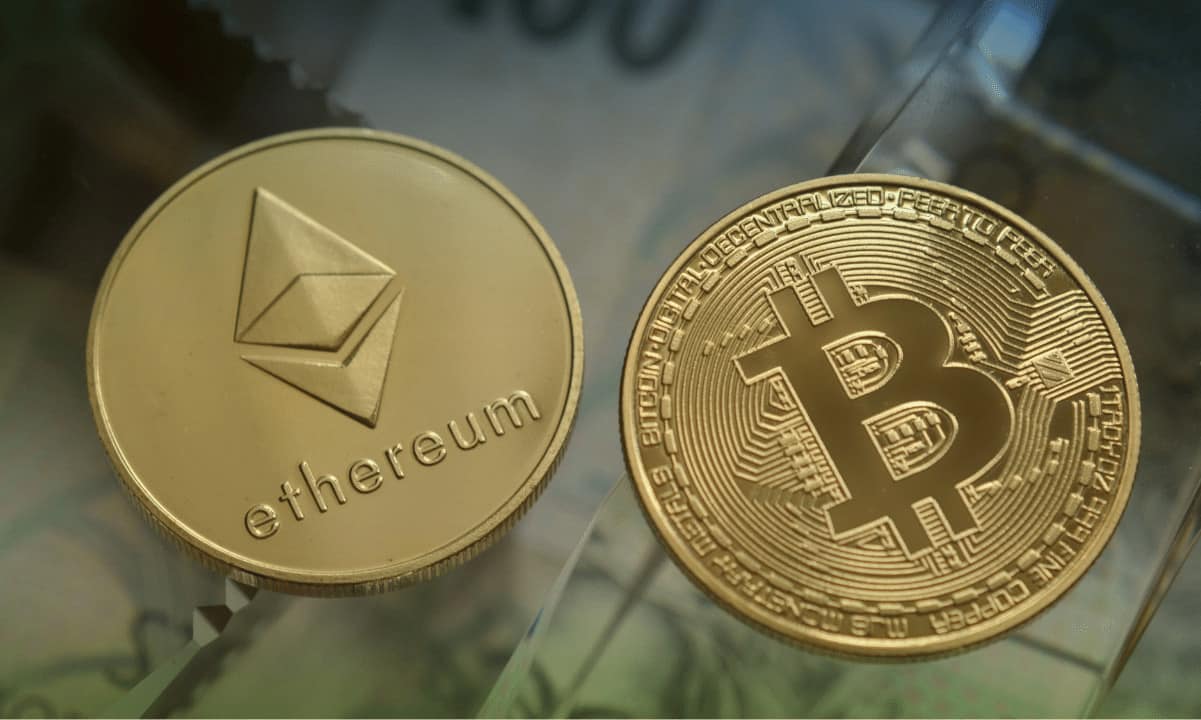 Bitcoin remonta la partida, mientras Ethereum se mantiene estable en los USD 2.6k: análisis de mercado