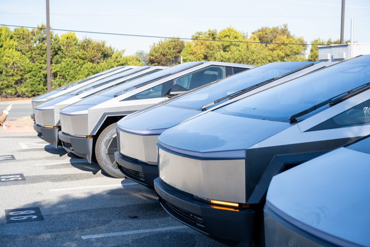 Docenas de Tesla Cybertrucks no vendidos se están acumulando en el estacionamiento de Detroit