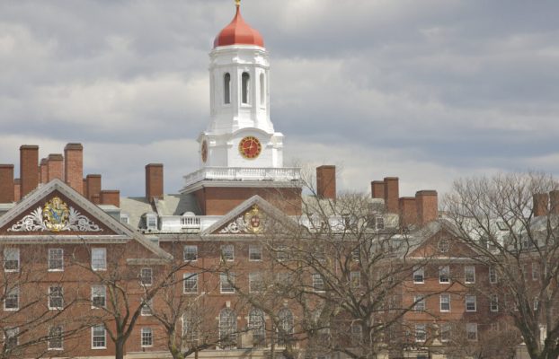 Las agencias federales continúan terminando todos los fondos a Harvard