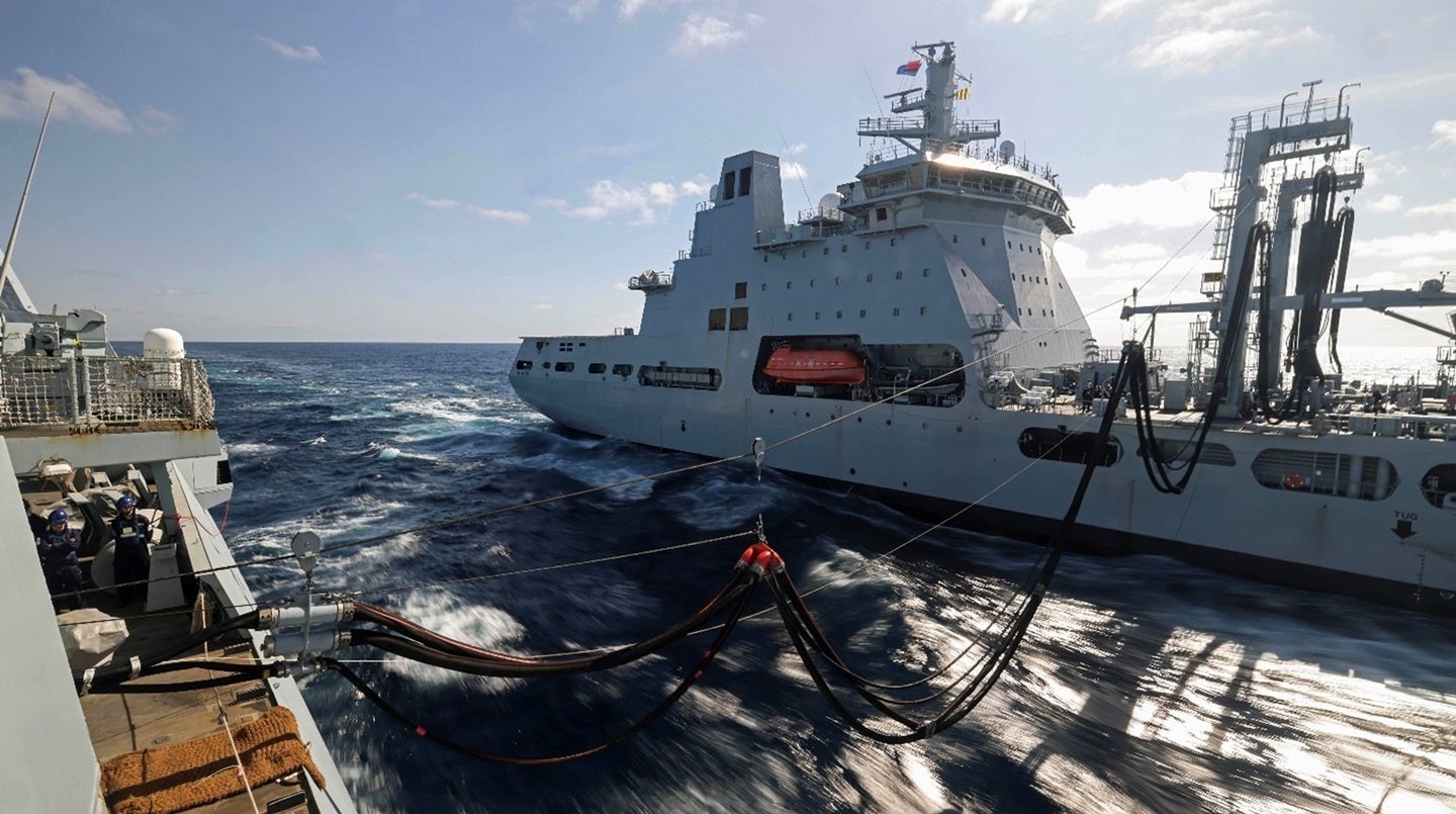La OTAN entrega combustible a la Royal Navy del Reino Unido a escala global