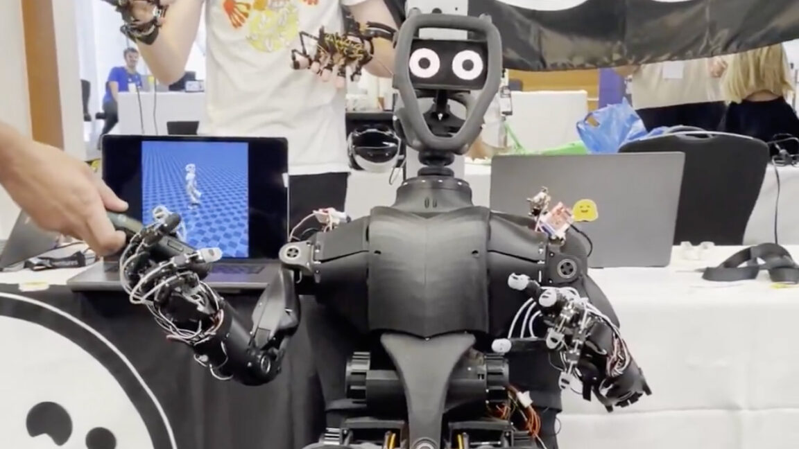 ¿Quieres un robot de código abierto humanoide por solo $ 3,000? La cara abrazada está en eso.