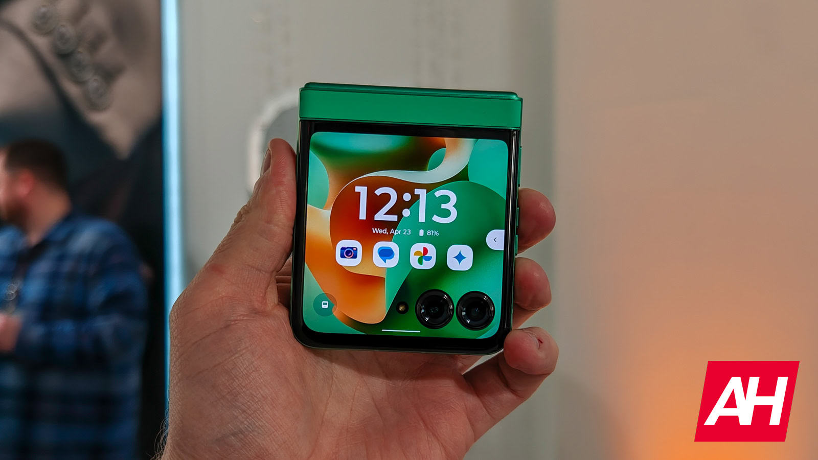 ¿Motorola Razr 2025 tiene una ranura para tarjeta SD?