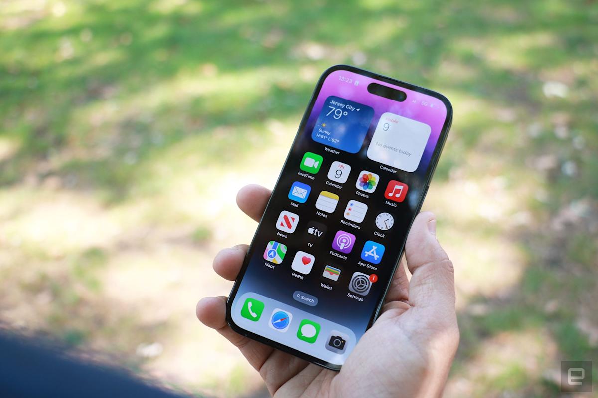 ¿Cómo respondo las llamadas en mi iPhone con solo mi voz?