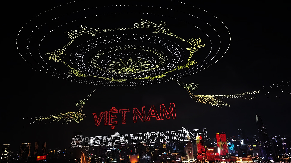 Mira 10,518 drones iluminar los cielos de Vietnam en tributo histórico (y controvertido) impulsado por la tecnología
