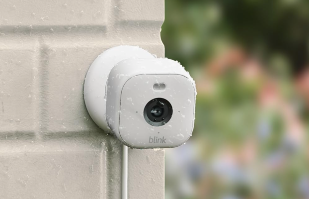 Un paquete de dos cámaras de seguridad Blink Mini 2 cuesta solo $ 38 para el Día de los Caídos