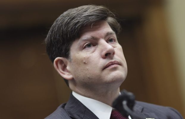 El comisionado de la FCC escribe el artículo de opinión titulado: «Es hora de que Trump dodee a la FCC»
