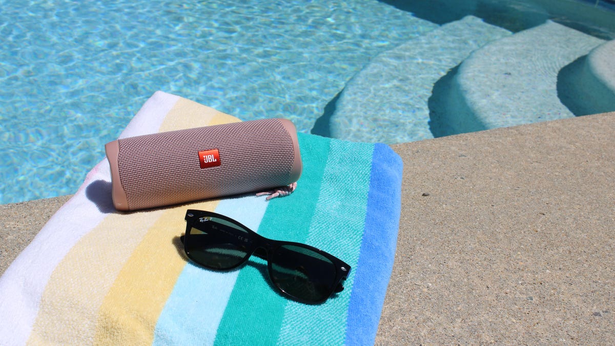Estoy llevando estos 4 gadgets a la piscina este verano, y por qué hacen una gran diferencia