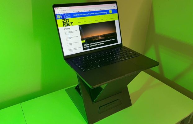 Este accesorio para la computadora portátil ha reemplazado los escritorios en pie para mí, además es fácil viajar con
