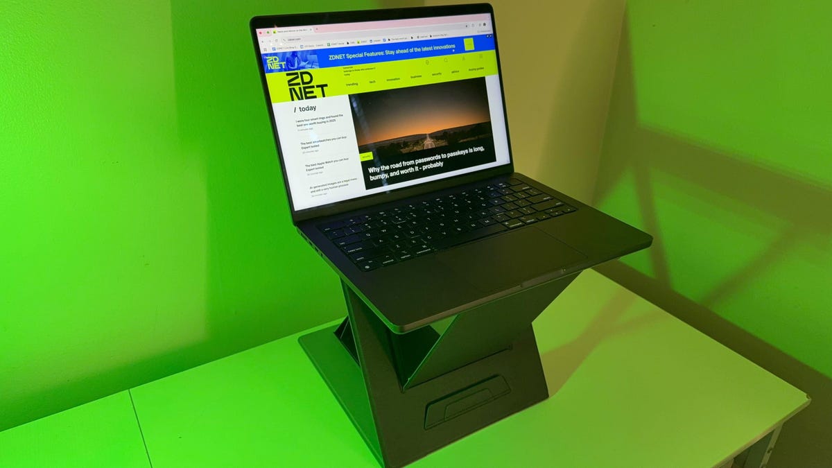 Este accesorio para la computadora portátil ha reemplazado los escritorios en pie para mí, además es fácil viajar con