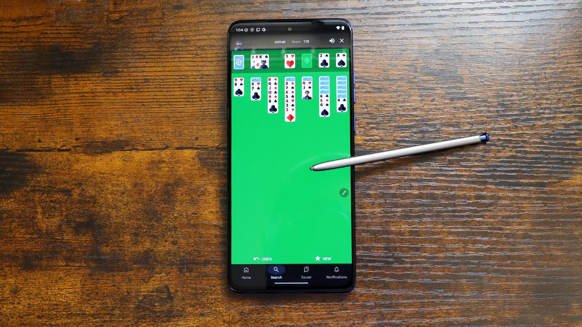 Este teléfono Motorola de $ 400 no tiene negocio que sea tan bueno (y tiene un lápiz)