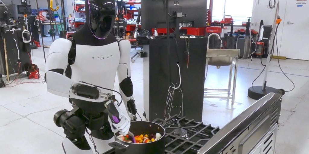 el robot humanoide de Elon Musk ya baila, cocina, limpia y saca la basura