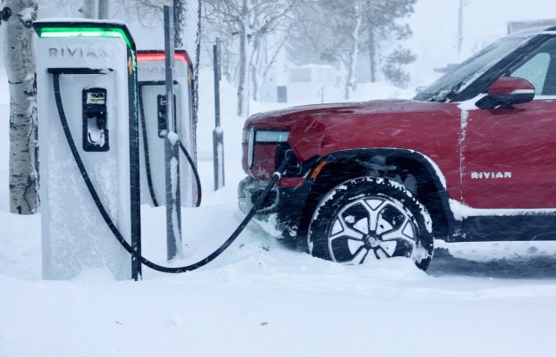 Ganancias rivian: EV Maker reduce la orientación de entrega debido a las tarifas y las guerras comerciales de Trump