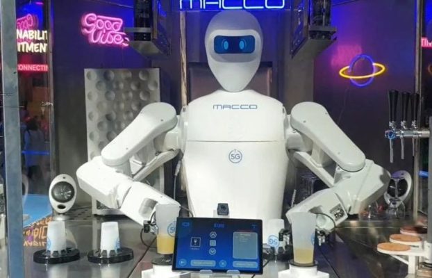¿De verdad llegará el día en que nos atiendan auténticos robots camareros?