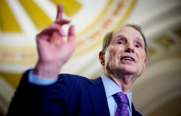 Wyden: AT&T, T-Mobile y Verizon no estaban notificando a los senadores de solicitudes de vigilancia