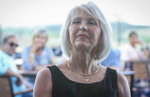 Trump y el Departamento de Justicia intentan sacar a la ex secretaria del condado Tina Peters de la prisión.