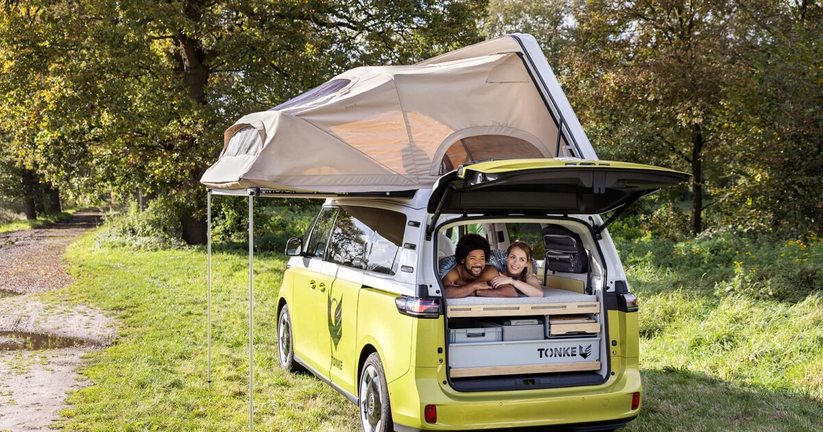 Tonke muestra una identificación de VW expandible. Buzz Camper desde el techo en acción