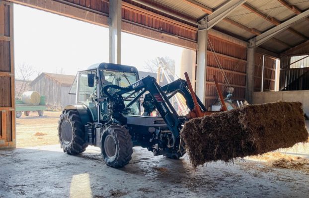 Las baterías modulares de HOTSWAP extienden las horas de trabajo del tractor de manera eficiente