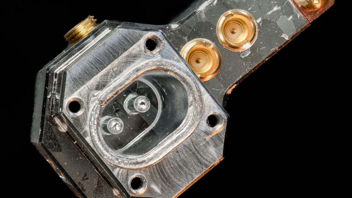 El inicio pone un qubit lógico en una sola pieza de hardware