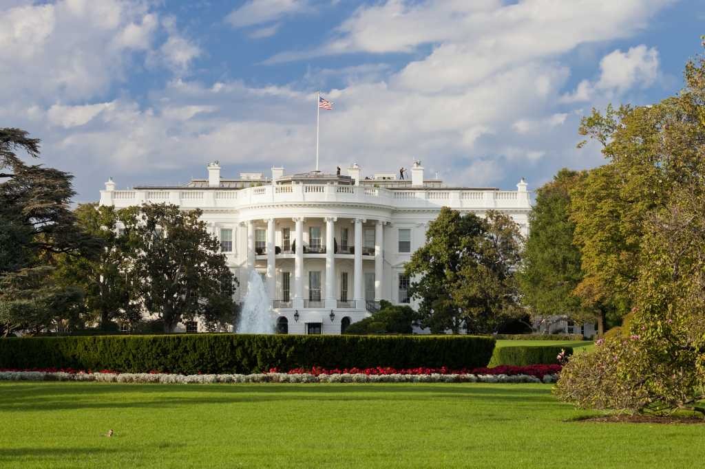 Trump apunta a la orden ejecutiva cibernética de Biden, pero la deja en gran medida intacta