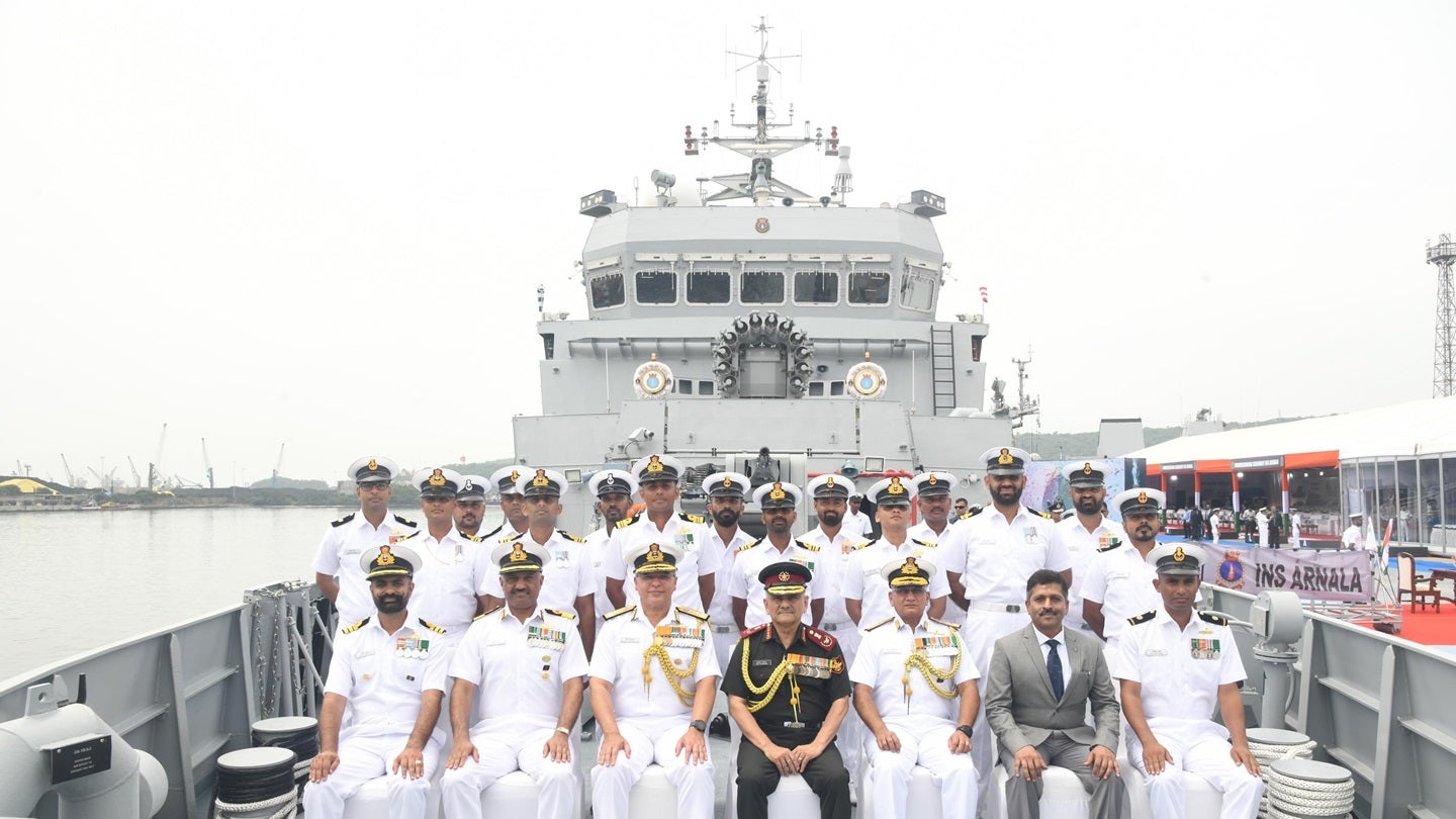 La marina india induce buques de guerra de construcción indígena arnala