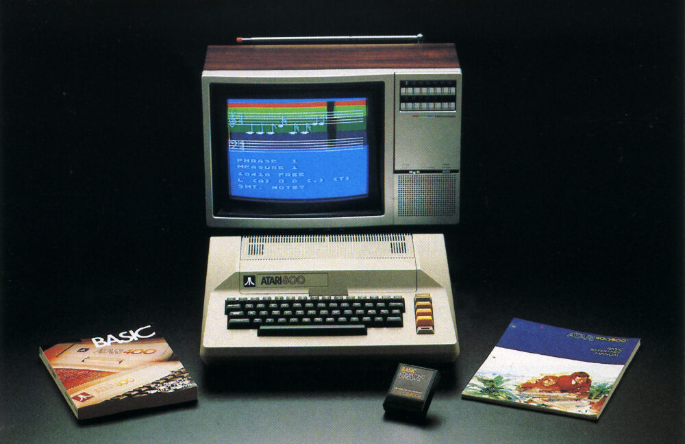 El ingeniero polaco crea una computadora de 1980 del tamaño de un postal de 1980.