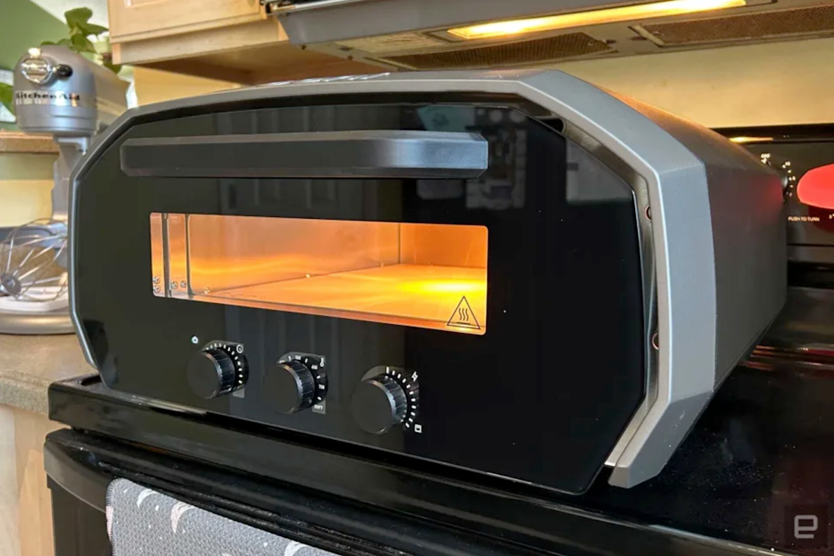 El horno de pizza Ooni Volt 12 tiene un 30 por ciento de descuento en este momento